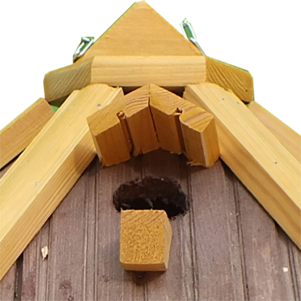 Dřevěné krmítko pro ptáky gazebo 2