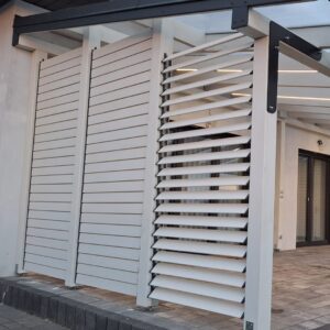 Dřevěné otočné žaluzie