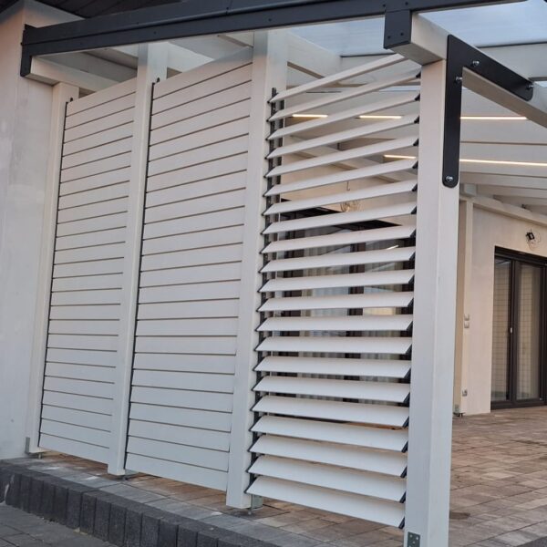 Dřevěné otočné žaluzie