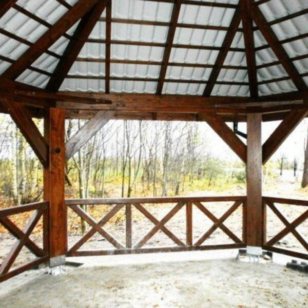 Dřevěný altán šestistranný j s plechovou střechou 2