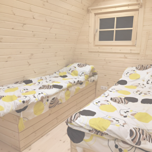 Jednolůžko s úložným prostorem na ložní prádlo