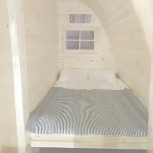 Dvoulůžková postel