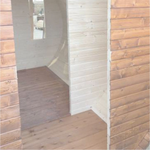 Další vnitřní (dělící) stěna se skleněnými dveřmi