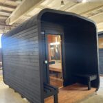 Dřevěná čtvercová sauna s terasou 3 m