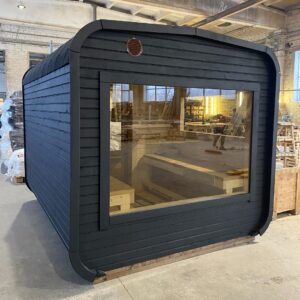 Dřevěná čtvercová sauna s terasou 3 m