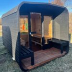 Dřevěná čtvercová sauna s terasou 3 m