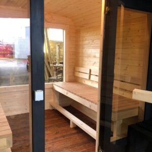 Dřevěná čtvercová sauna s terasou 3 m