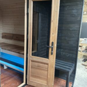 Dřevěná čtvercová sauna s terasou 3 m