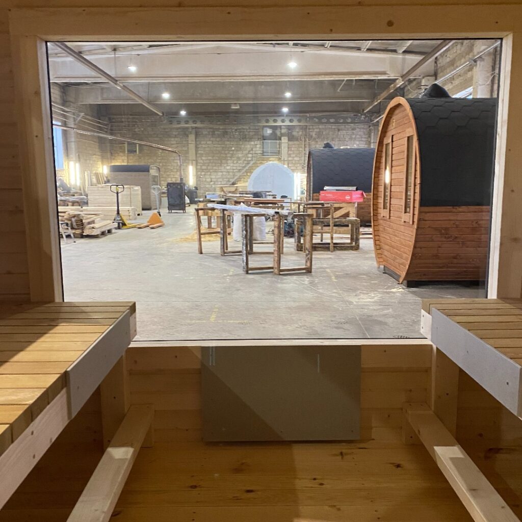 Dřevěná čtvercová sauna s terasou 3 m