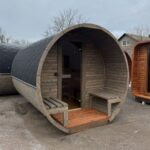 Dřevěná sudová sauna s terasou – 3 m