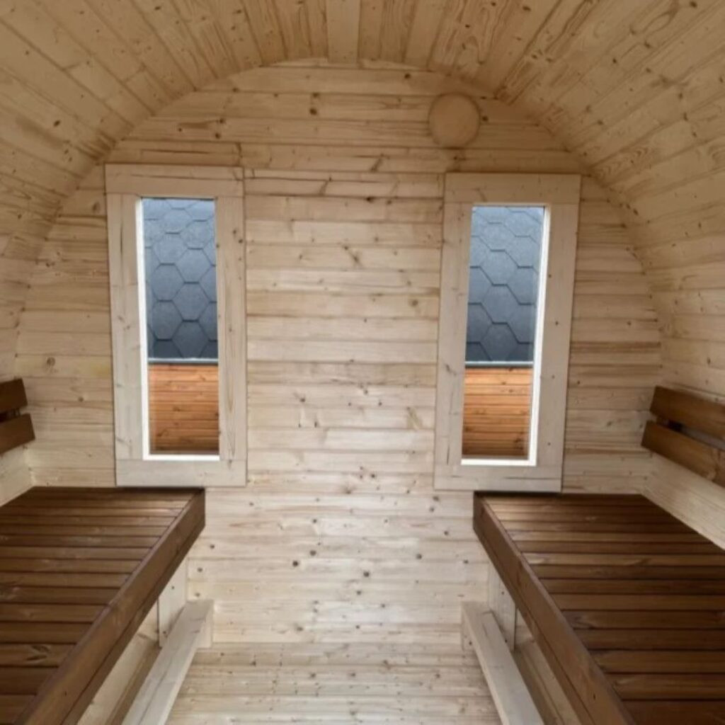 Dřevěná sudová sauna s terasou – 3 m