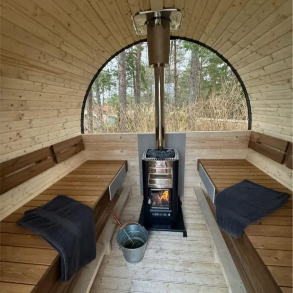 Dřevěná sudová sauna s terasou – 3 m
