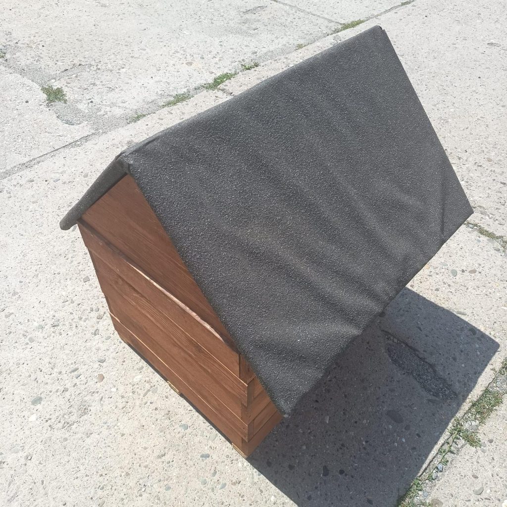 Dřevěná zateplená bouda pro středně velké psy -72x52x75cm kaštan-černá střecha - Výprodej